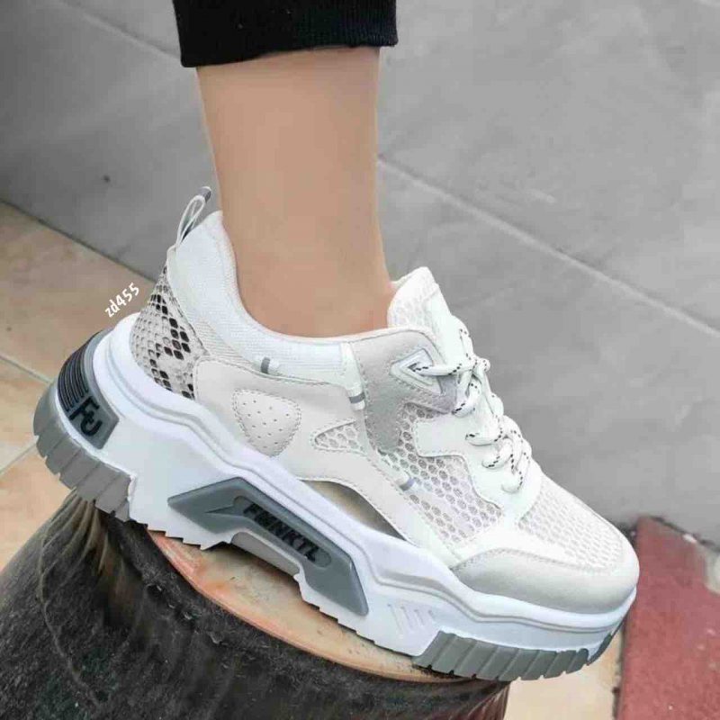 Tenis Compra 18 SP113 Blanco parte piton atrás cordon frontal suela parte gris suela 5Cm