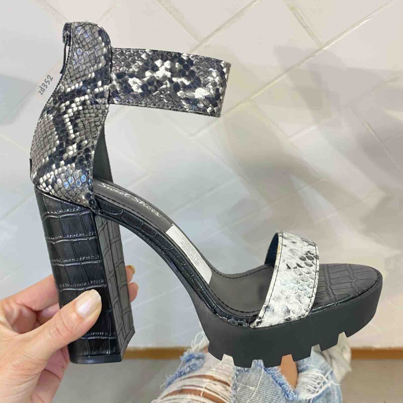 Sandalia Compra 42 D7675 Negra con parte blanca  Cierre atrás tacon 11Cm
