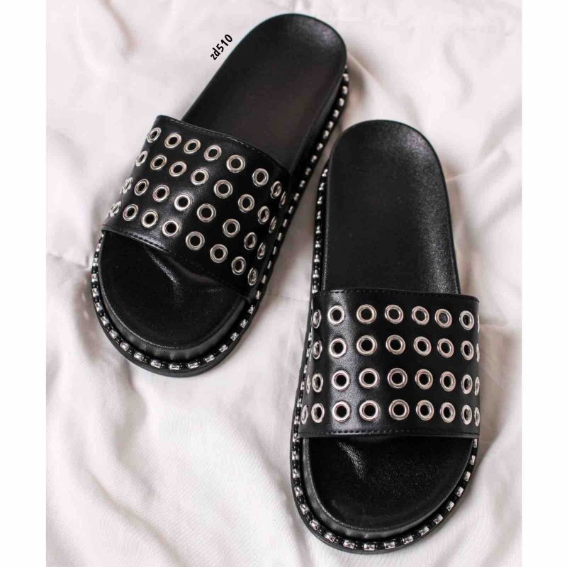 Sandalia Compra 52 2202 Negra plana apliques circulares plateados 3Cm