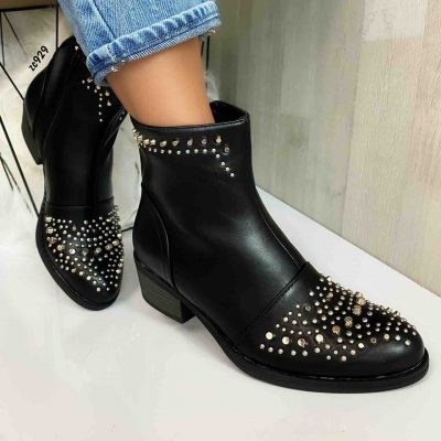 Botin Compra142 Q630 negro con apliques en la parte de adelante y en la parte superior de la bota cierre lateral tacon 5cm