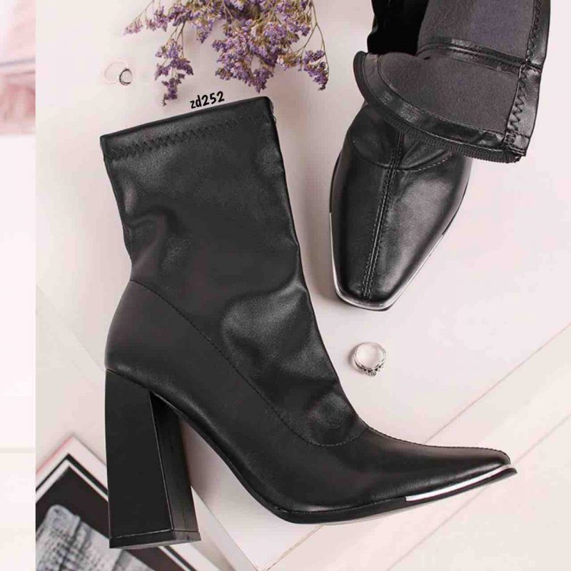 Botin Compra 81 MS002 negro cierre lateral punta con un aplique dorado tacon 10Cm