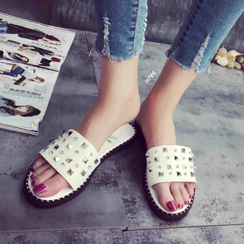 Sandalia Compra 8820 blanca plana apliques plateados en la parte superior tacon 2
