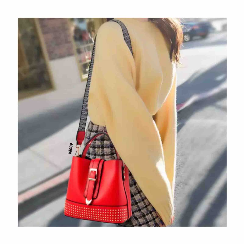 Bolso Compra 620 Rojo  apliques circulares correa chapa dorada dos correas gruesa y delgada cierre 21Cm*18Cm
