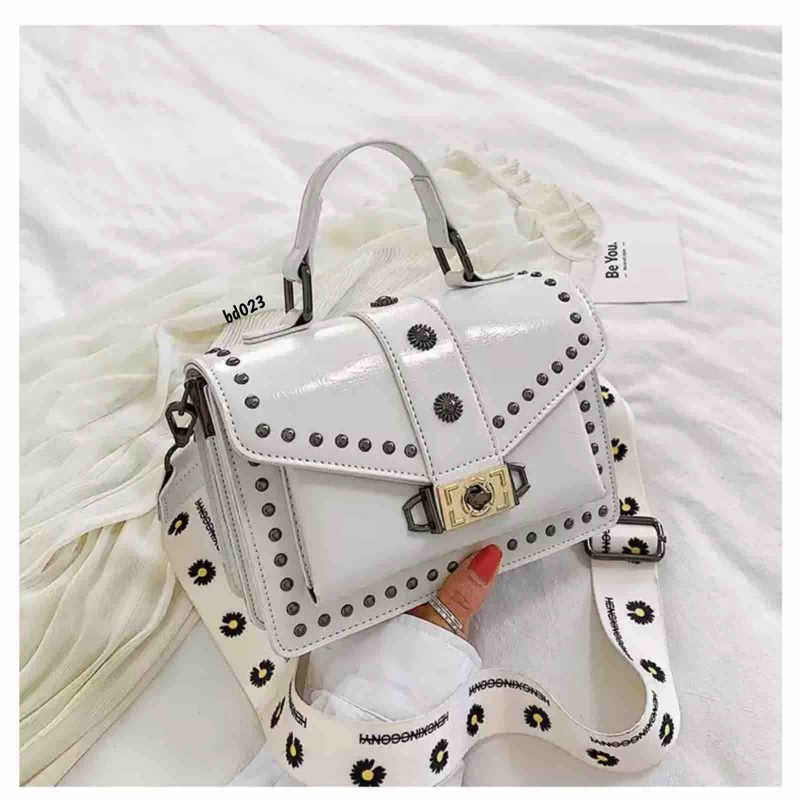Bolso Blanco apliques plomo correa blanca hebilla dorada 20Cm*14Cm 6035