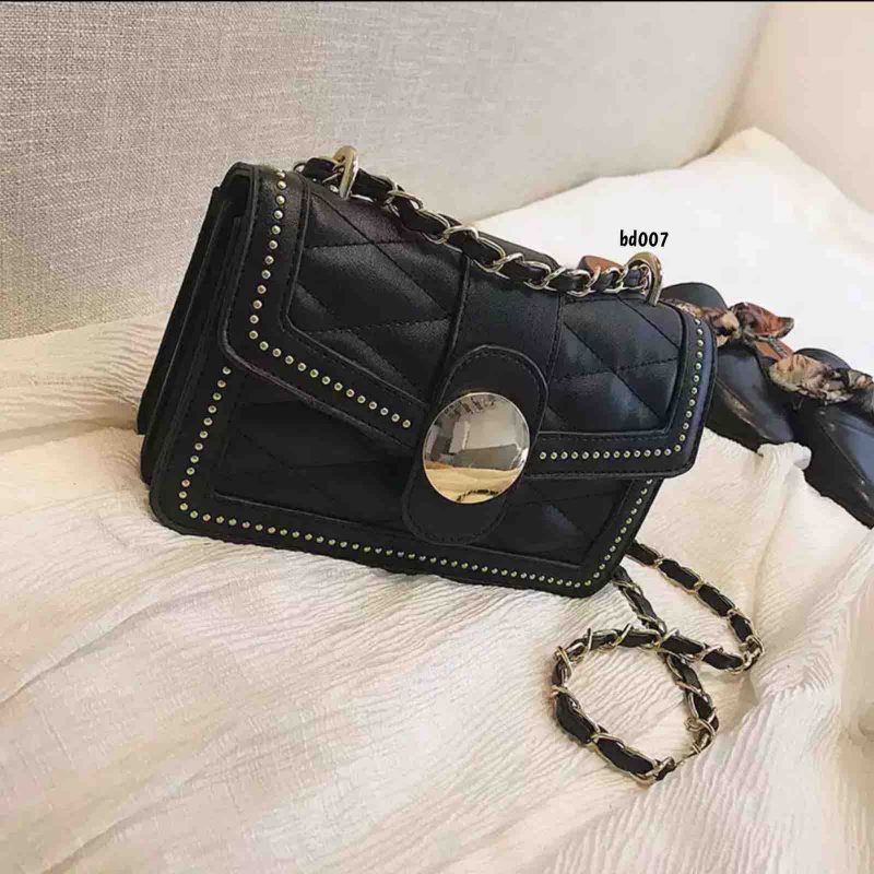 Bolso Compra 9316 Negro apliques dorados alrededor rombos cadena dorada chapa circular 18Cm*14Cm