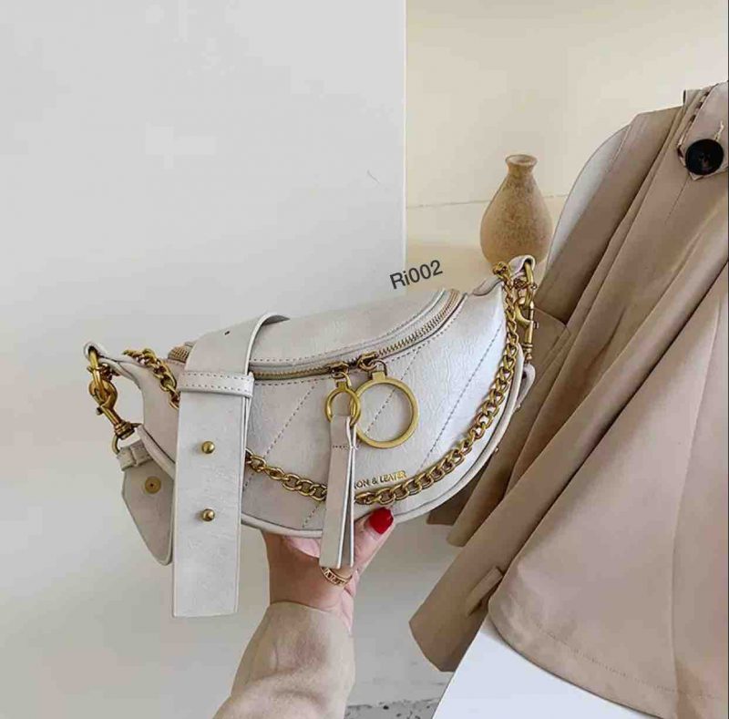 Riñonera Compra 1341 Hueso letras hilo dorado frontal cierre cadena dorada correa gruesa 21Cm*13Cm