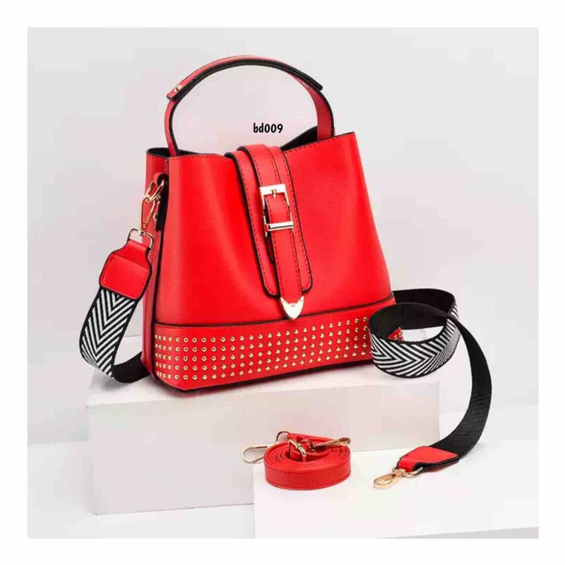 Bolso Compra 620 Rojo  apliques circulares correa chapa dorada dos correas gruesa y delgada cierre 21Cm*18Cm - Image 2