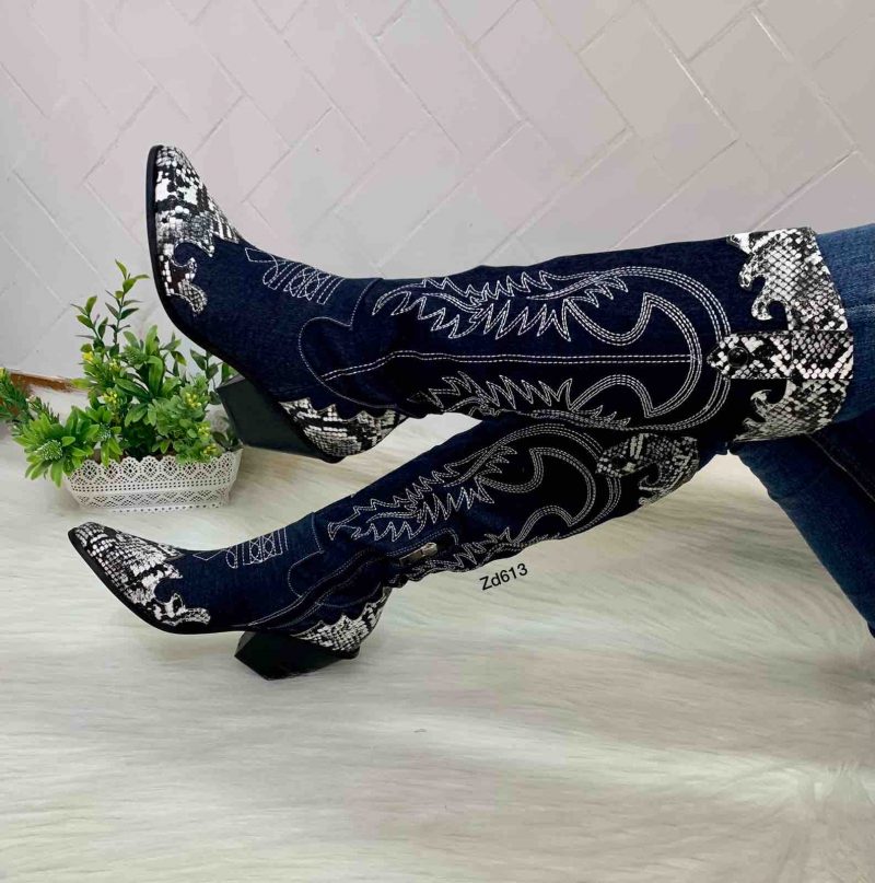 Bota Compra Q2X1866-1 Texana Azul Estilo Jean Piton En La Parte Delantera Y Trasera Con Apliques En Hilo