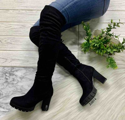 Caña Alta Compra R3135 Negra Con Detalles Dorados En El Tacon Y Cordon Cruzado En Su Parte Trasera 8Cm