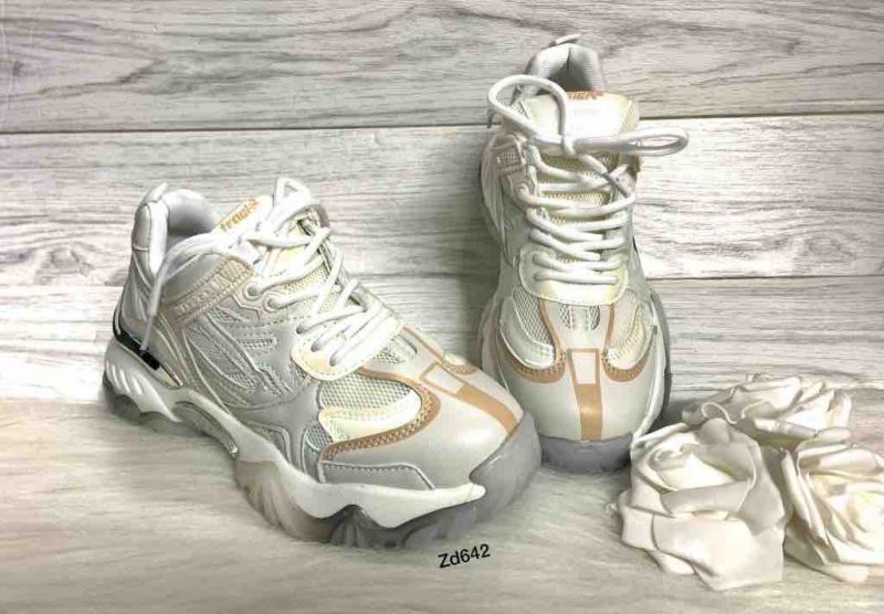 Tenis blancos apliques plateados suela gris 181