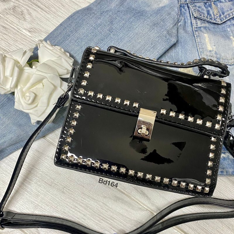 Bolso negro charol taches plateados 14cm*18cm 8829