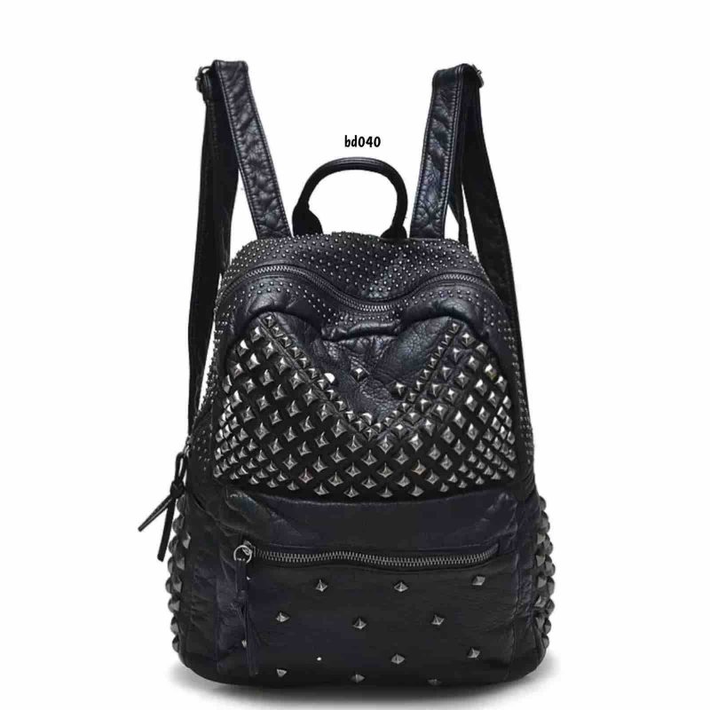Bolso Negro apliques plomo textura corrugada tres compartimientos dos cargaderas 25Cm*27Cm 164