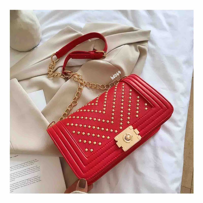 Bolso rojo apliques y hebilla dorada 1225 25cmx15cm
