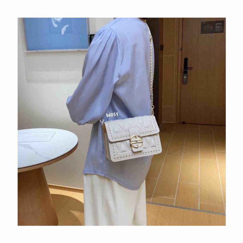 Bolso Beige figura triangulos frontal apliques alrededor hebilla dorada cadena dorada 18Cm*14Cm 2118