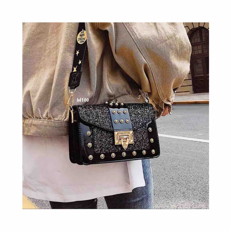 Bolso negro apliques dorados brillante 20cm* 13cm 9009