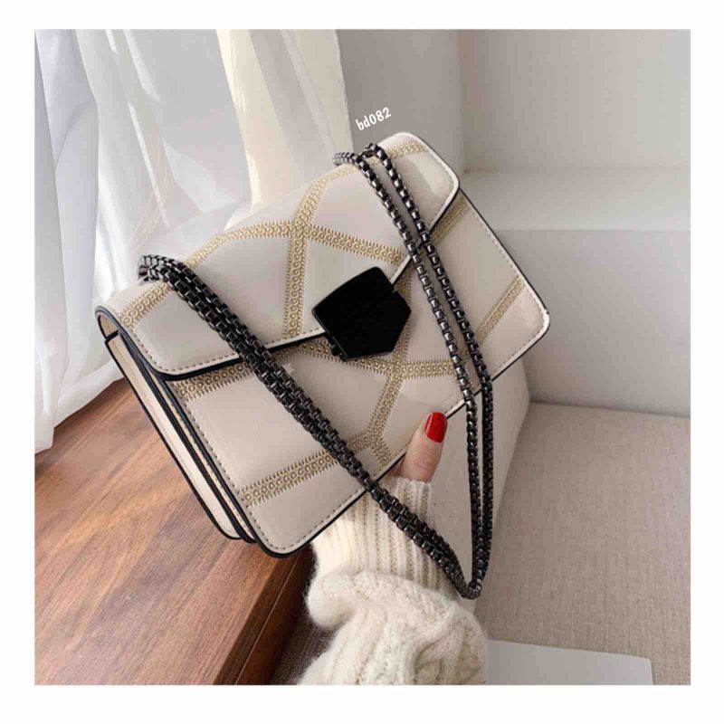 Bolso Beige Lineas tejidas cadena plomo hebilla 22Cm*14Cm 6906
