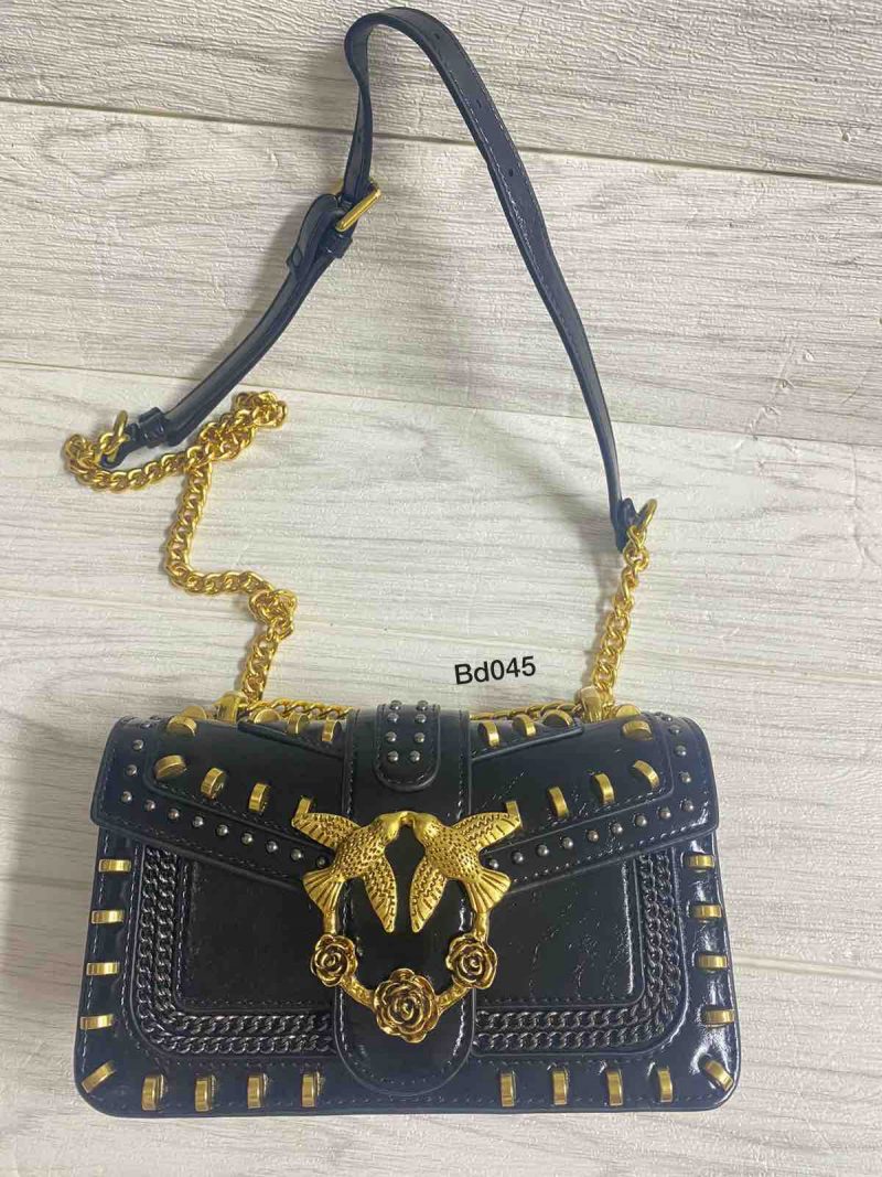 Bolso Negro apliques dorados hebilla colibri cadena dorada 21Cm*12Cm 6001