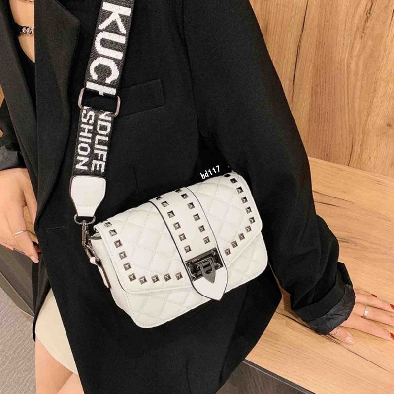 Bolso blanco apliques plomo cuadrados 20cm* 15cm 610