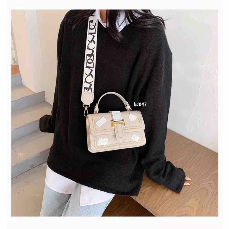 Bolso Beige apliques blancos correa gruesa 19Cm*13Cm 003