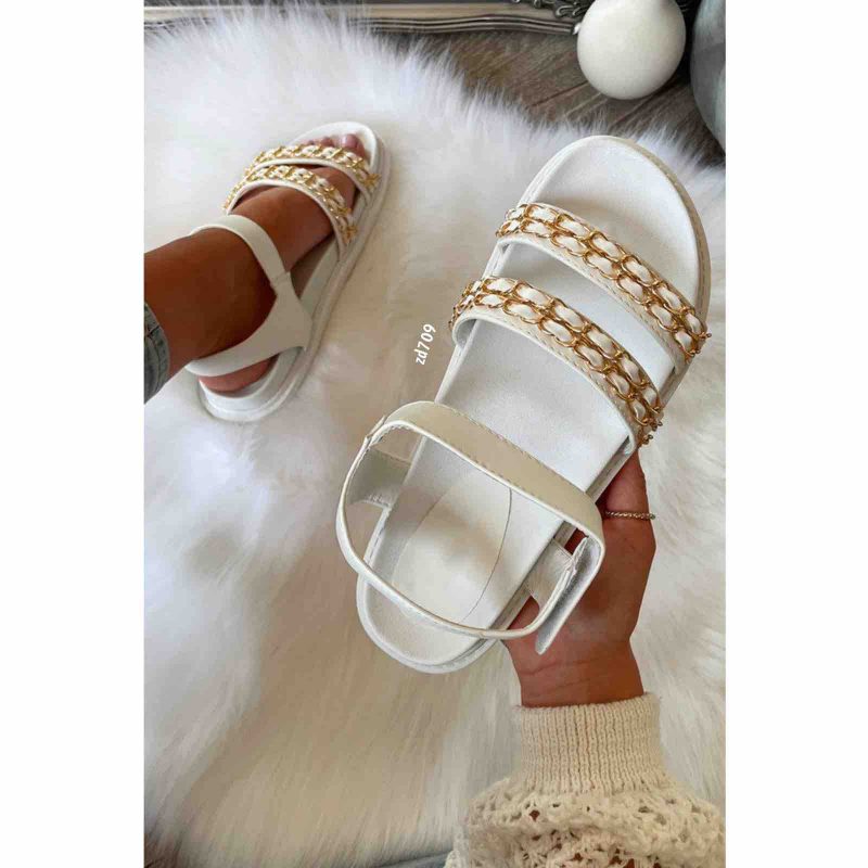 Sandalia Blanca tres correas cadena dorada 31 019