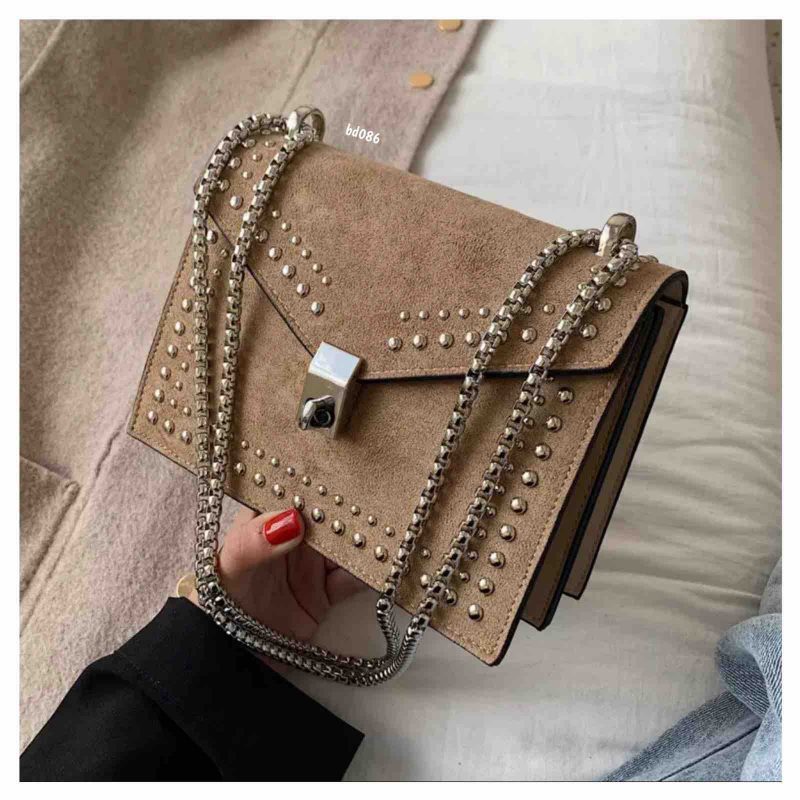 Bolso Café apliques plateados cadena 19Cm*14Cm 19