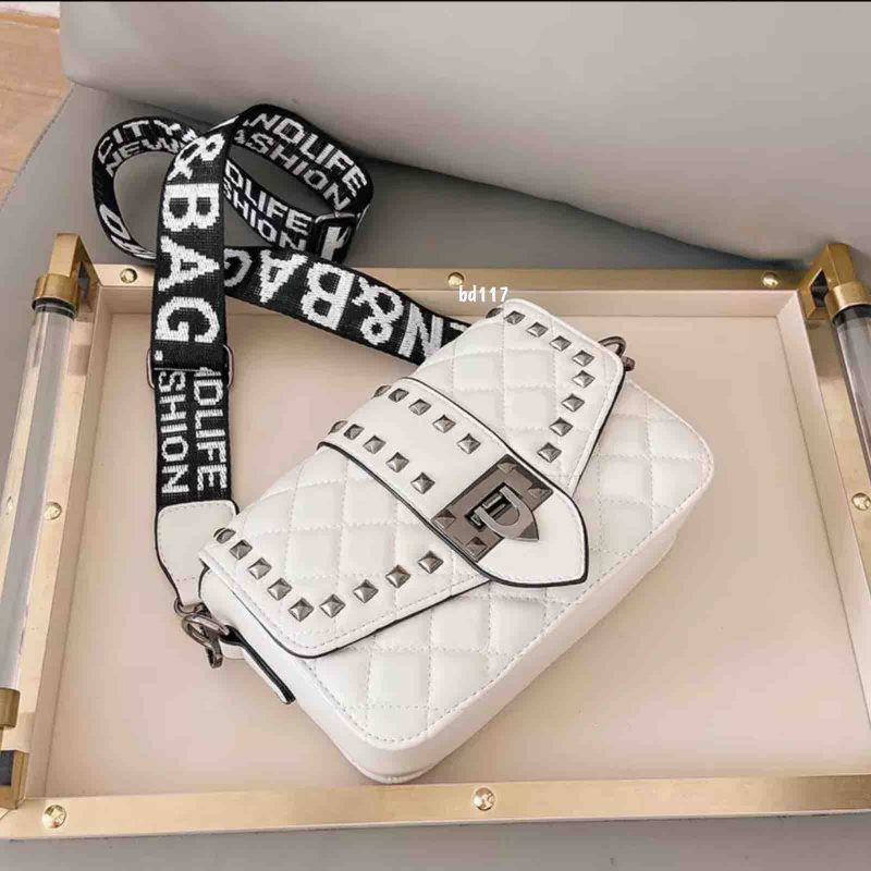 Bolso blanco apliques plomo cuadrados 20cm* 15cm 610 - Image 2