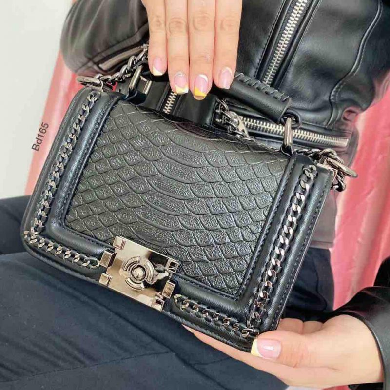 Bolso negro cadenas plomo 13cm*19cm 9159