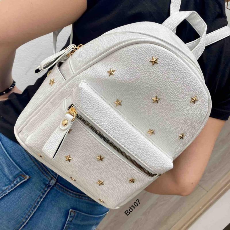 bolso blanco apliques dorados de estrellas  cierre frontal A168
