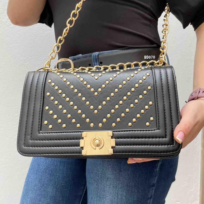 Bolso negro apliques y hebilla dorada 1225 25cmx15cm