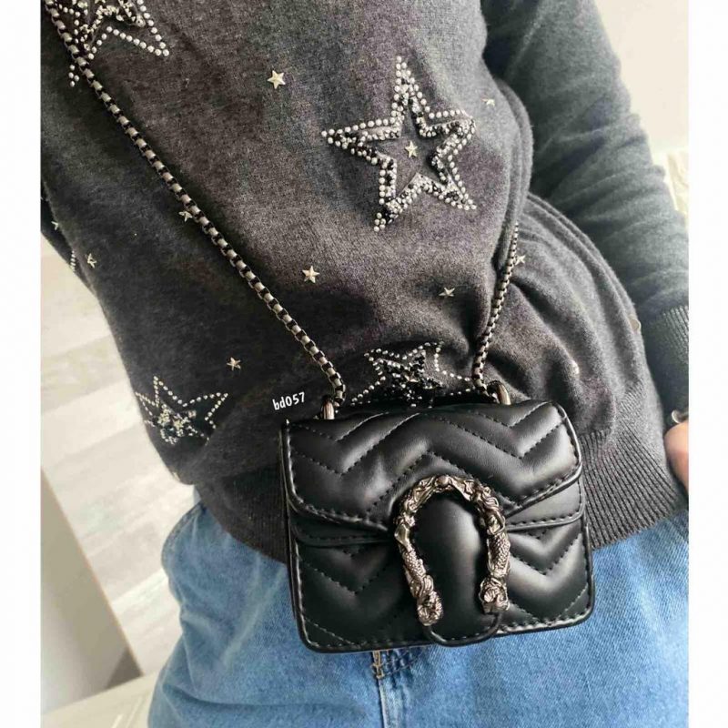 Bolso Negro Relieve frontal hebilla herradura plomo cadena plomo13Cm*10Cm 6017