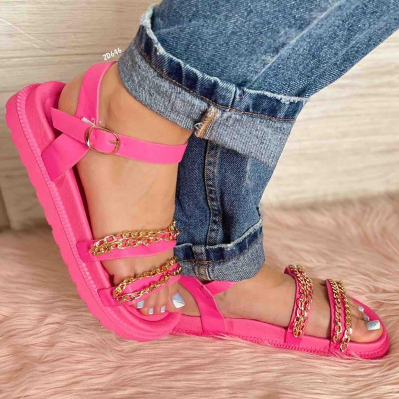 Sandalia fucsia tres correas cadenas doradas 112