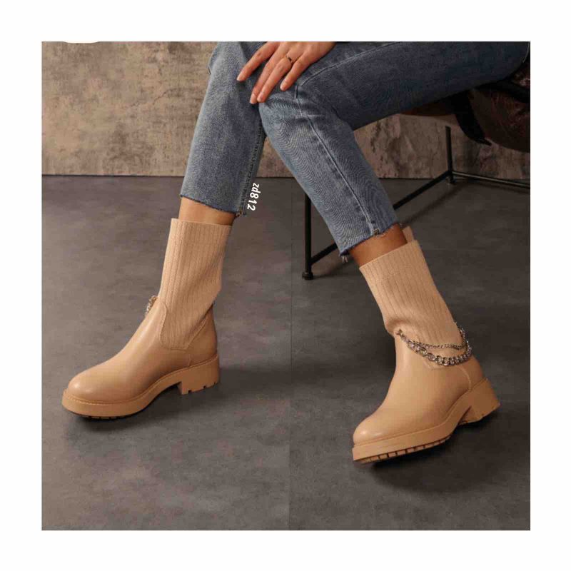 Botín beige tipo media dos cadenas plateadas suela 4cm C26-8241