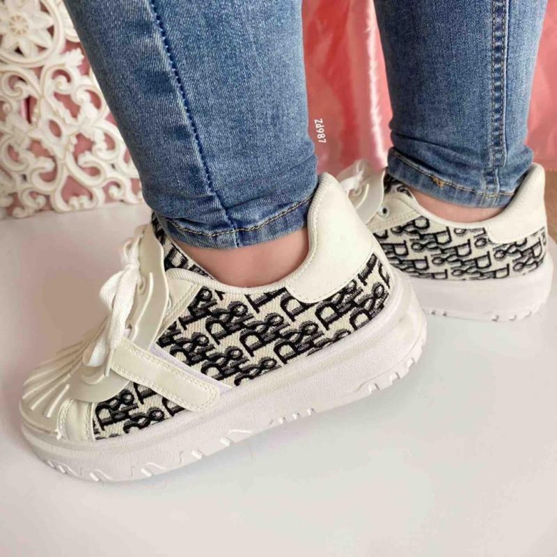 Tenis blancos detalles letras negras C58-B-78