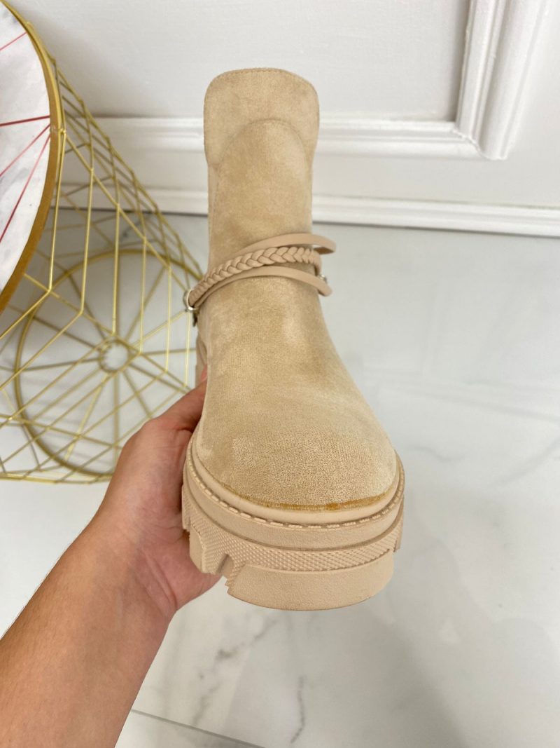 Botín beige gamuza resorte lateral cadenas beige apliques plateados C53-8501 - Image 2