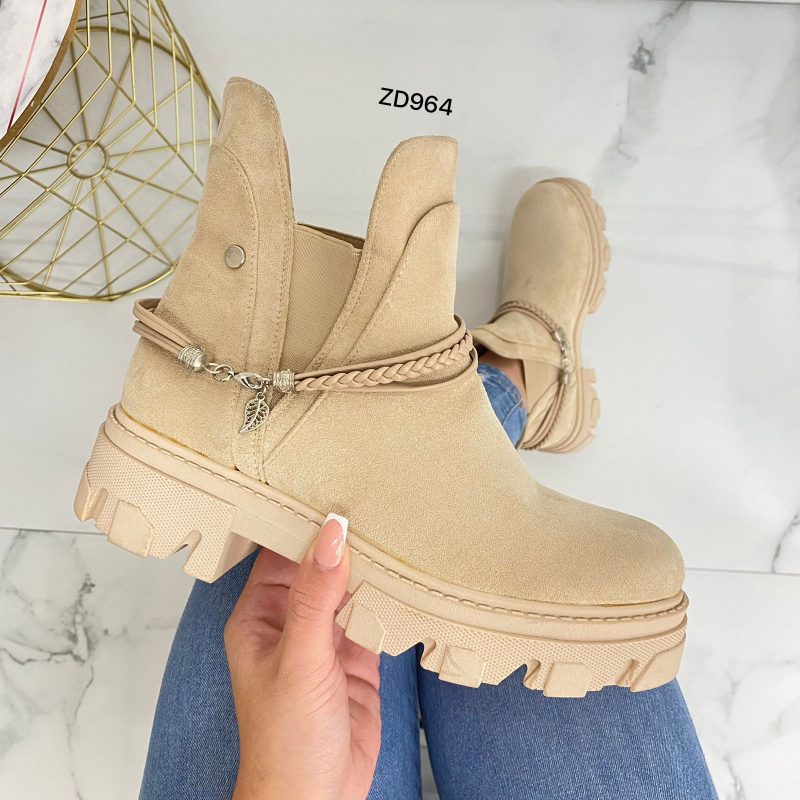 Botín beige gamuza resorte lateral cadenas beige apliques plateados C53-8501