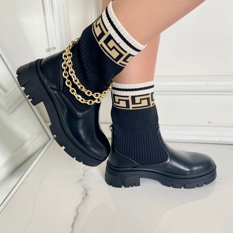 Bota negra cadena dorada suela 3cm  MB05