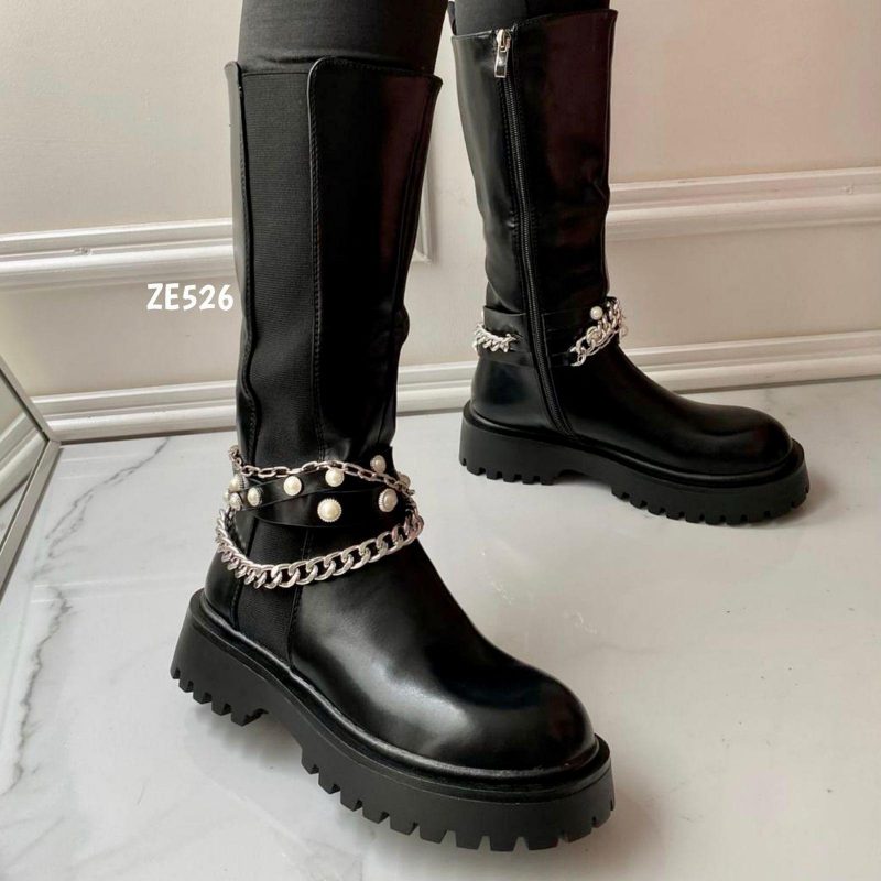 Bota negra apliques cadenas suela 2cm  C-187