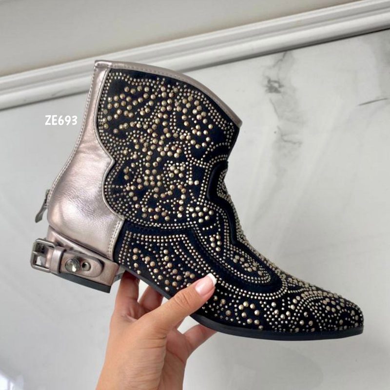 Botin negro apliques plateados tacon 3cm   CL602 - Image 3
