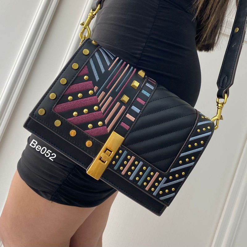 Bolso negro aplique 22Cm*14Cm 6057-12
