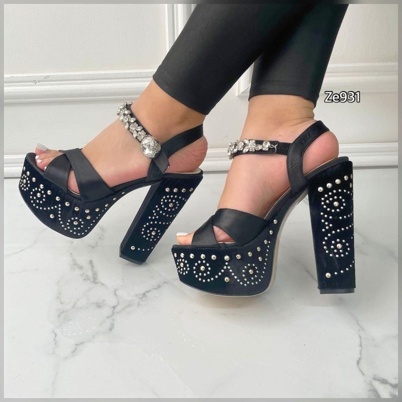 Sandalia negra apliques plateados tacon 14cm  67112  C4