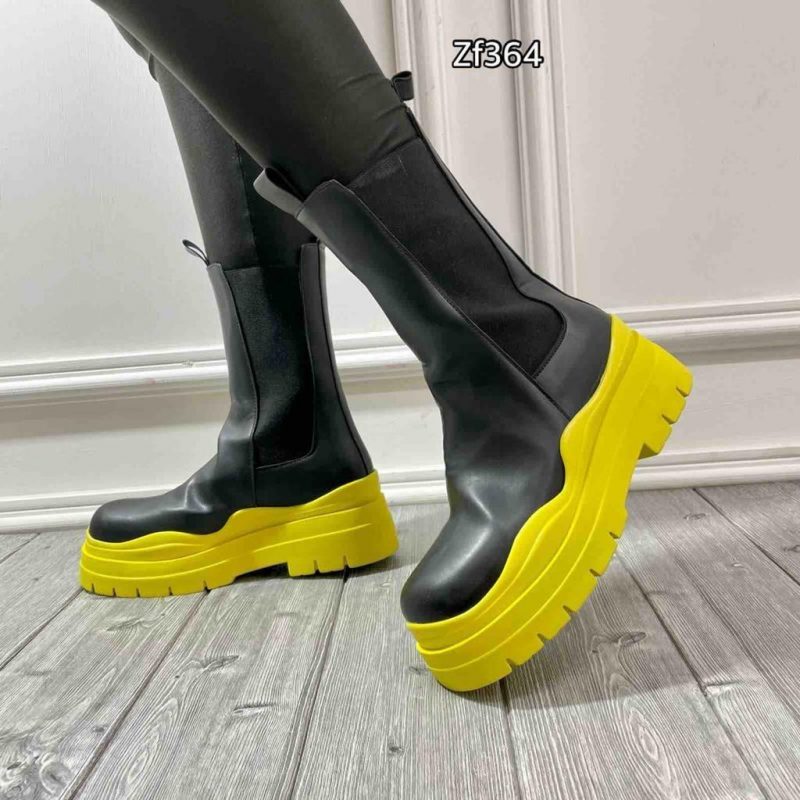 Botin negro suela amarilla 5cm  300  C1