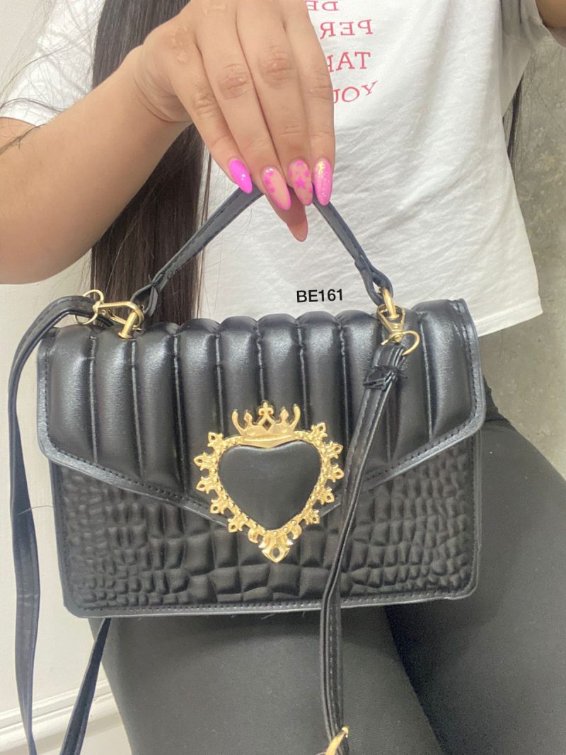 Bolso negro textura aplique dorado 20cm*  14cm  6267  C-B