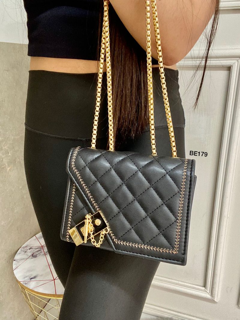 Bolso negro apliques cadena dorada  17cm*  13cm  88-141  C-B
