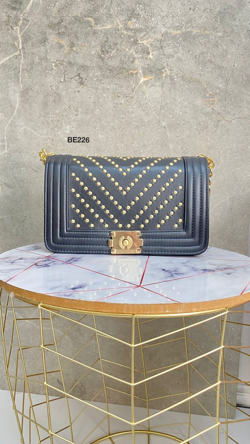 Bolso negro apliques dorados   26cm*  16cm   1225  C-B