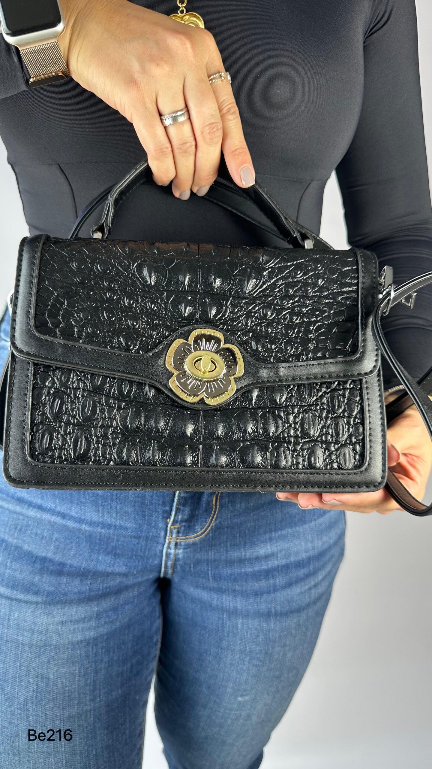 Bolso negro textura aplique dorado  22cm*  15cm    3301#  C-B