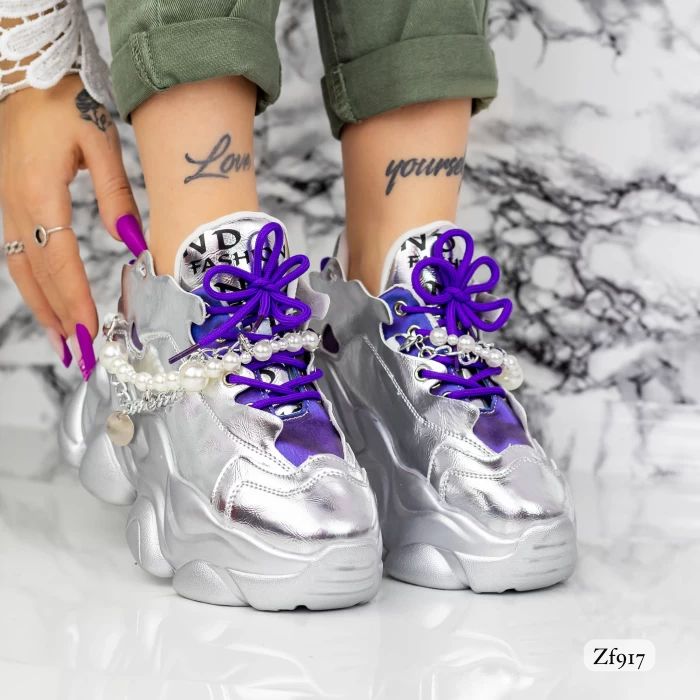 Tenis plateados detalles morados cadena perlas suela 5cm TEN002C