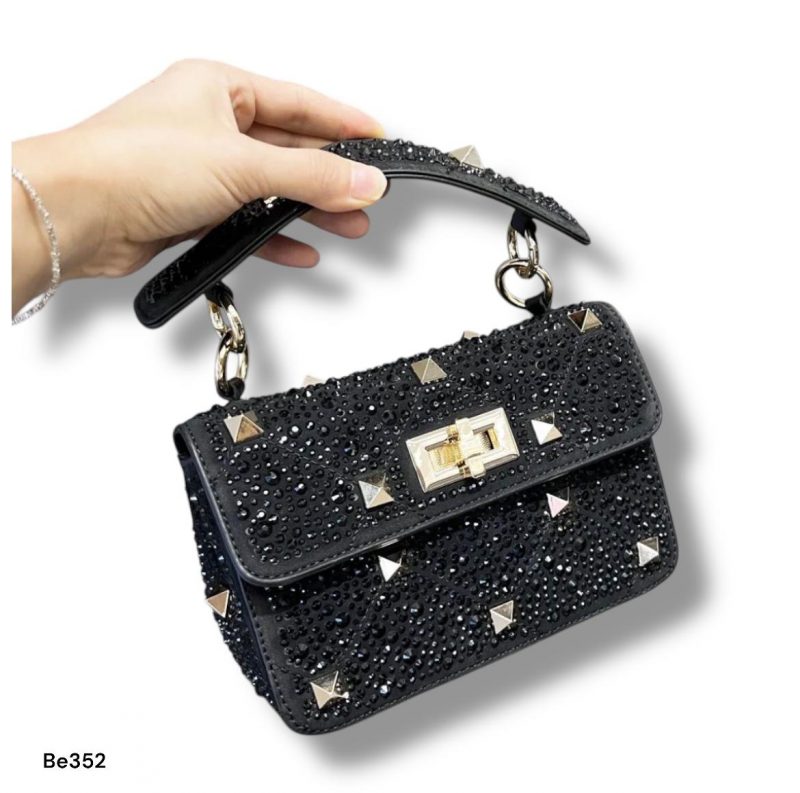 Bolso negro apliques brillantes detalles cadena dorada  24cm* 16cm  2235  C-B