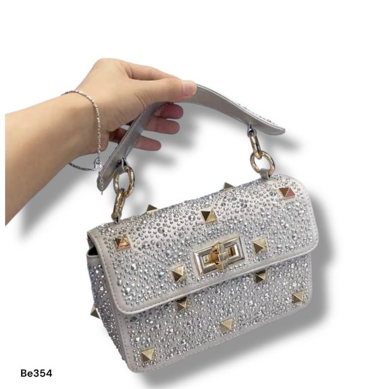 Bolso plateado apliques brillantes detalles cadena dorada  24cm* 16cm  2235  C-B