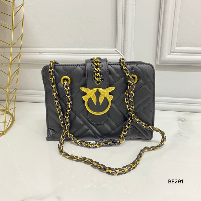 Bolso negro aplique dorado  23cm*  17cm  2814  C-B
