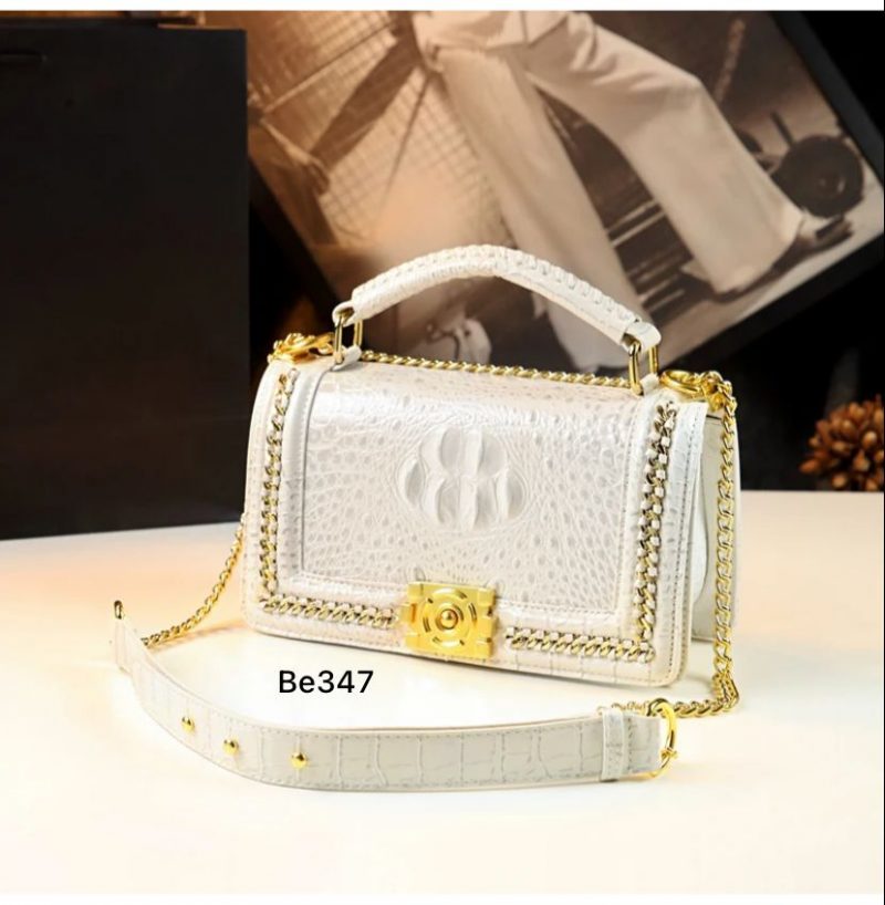 Bolso textura blanco detalles dorados   26cm*  14cm   9079  C-B